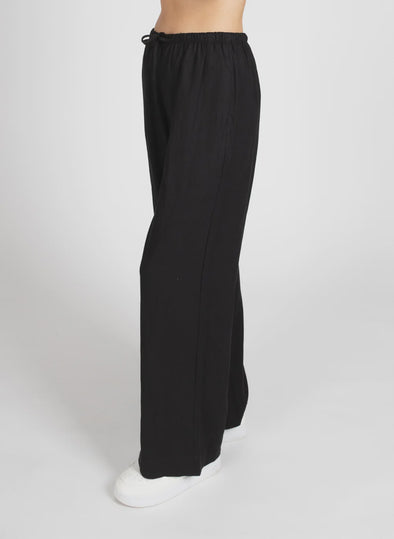 High-waisted with a tailored fit through the hips. A sleek and simple pant easy to dress with a pair of sneakers to make your look more casual or sandals for a chic touch. 