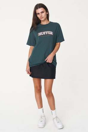 Huffer free tee in the juniper colour way. We love a huffer tee quality cotton and a tee you'll be reaching for all summer in this great colour. 100% Cotton / 220gsm / 25mm Neck rib / Premium weight jersey / Boxy oversized fit / Short sleeve / Huffer branded screenprint