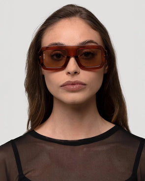 These incredibly versatile sunglasses will add an updated 1970s touch to your outfit. Grab them while heading to the beach or in the morning on your way to work - they are your best ally for effortless style.