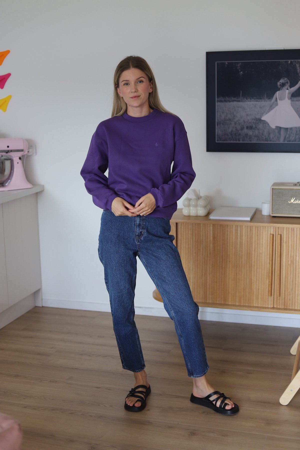 Our best selling Hi Mom sits super high on the waist, with a slim leg that tapers to the hem. The rolled cuff keeps it versatile allowing you to tailor the jean to your own length. Designed to be worn fitted,