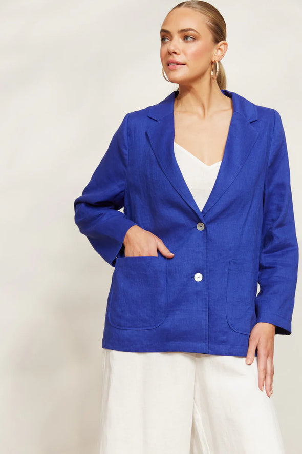 A classic piece that will slot right into your wardrobe, the Halcyon Blazer redefines summer suiting. Crafted from luxurious linen, it boasts a sleek and sophisticated silhouette perfect for seamless transitions from day to night. Whether you're conquering a packed day at work, savouring a refined dinner, or marking a memorable occasion, this blazer will be your faithful companion. 100% linen 