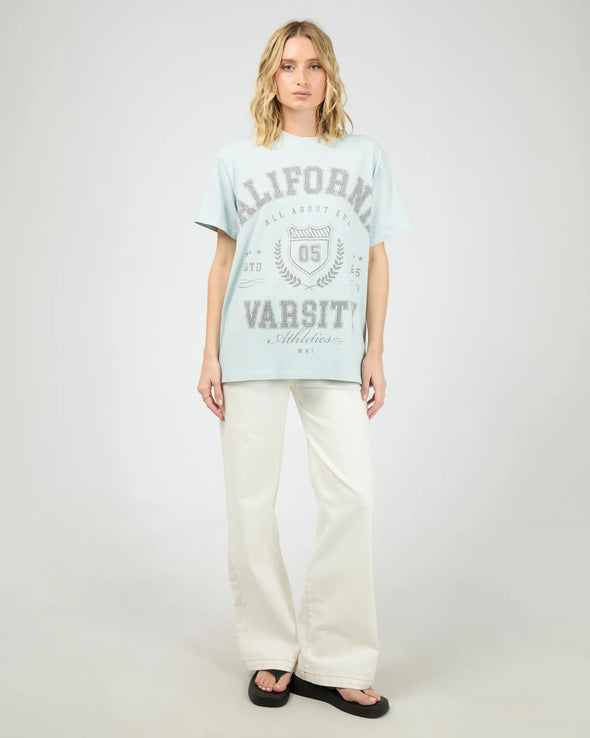 Relaxed Fit
Large Front Print
Crew Neckline
100% Cotton
Model is wearing a size 8