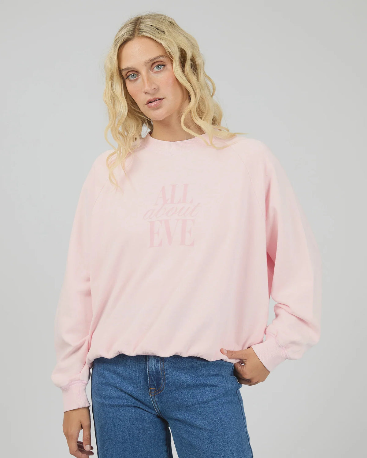 Relaxed boxy fit
Crew neckline
Raglan sleeves
Tonal front graphic
Model is wearing a size 8