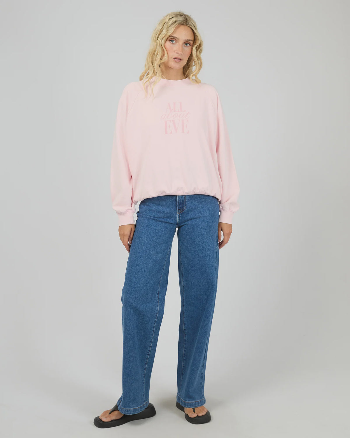 Relaxed boxy fit
Crew neckline
Raglan sleeves
Tonal front graphic
Model is wearing a size 8