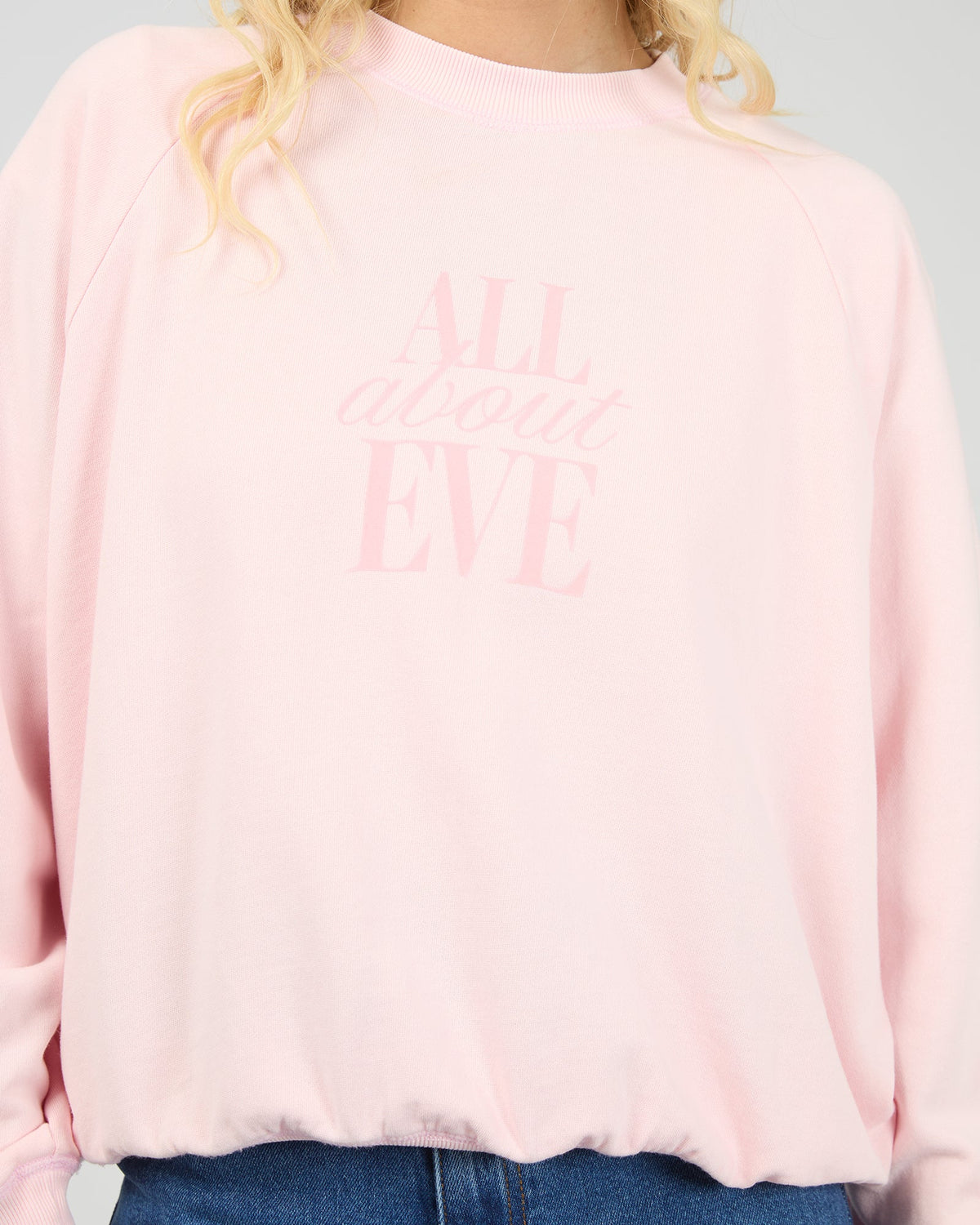 Relaxed boxy fit
Crew neckline
Raglan sleeves
Tonal front graphic
Model is wearing a size 8
