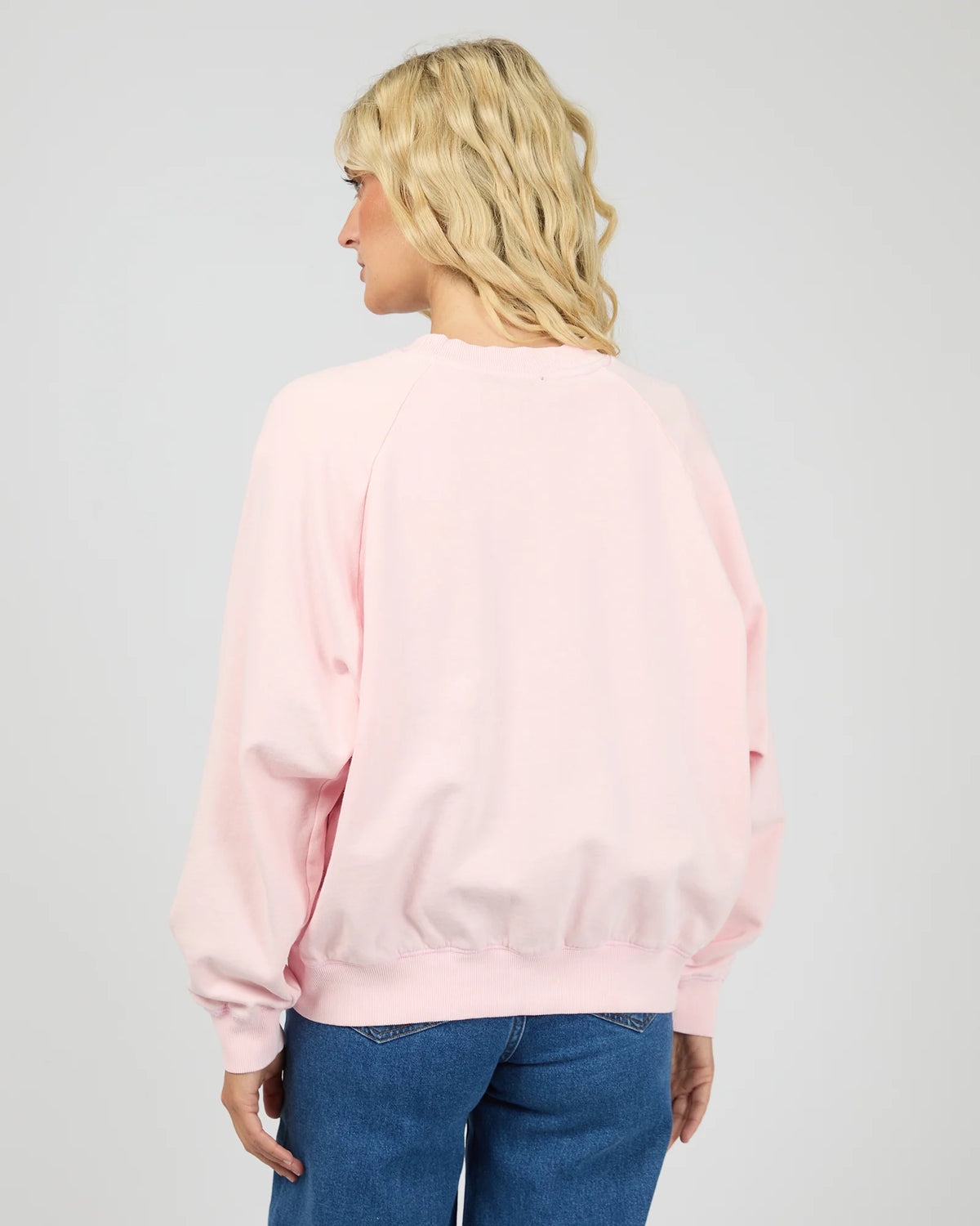 Relaxed boxy fit
Crew neckline
Raglan sleeves
Tonal front graphic
Model is wearing a size 8