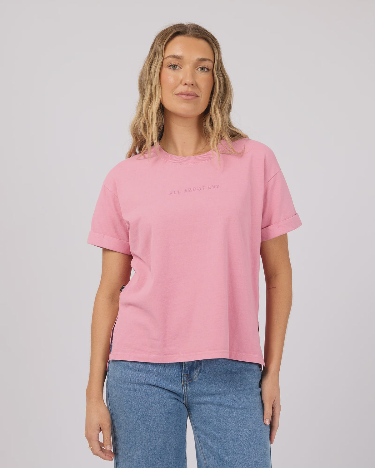 Garment-washed finish

Rolled sleeve cuffs

Regular fit

Branded chest embroidery

100% Cotton

Model wears size 8