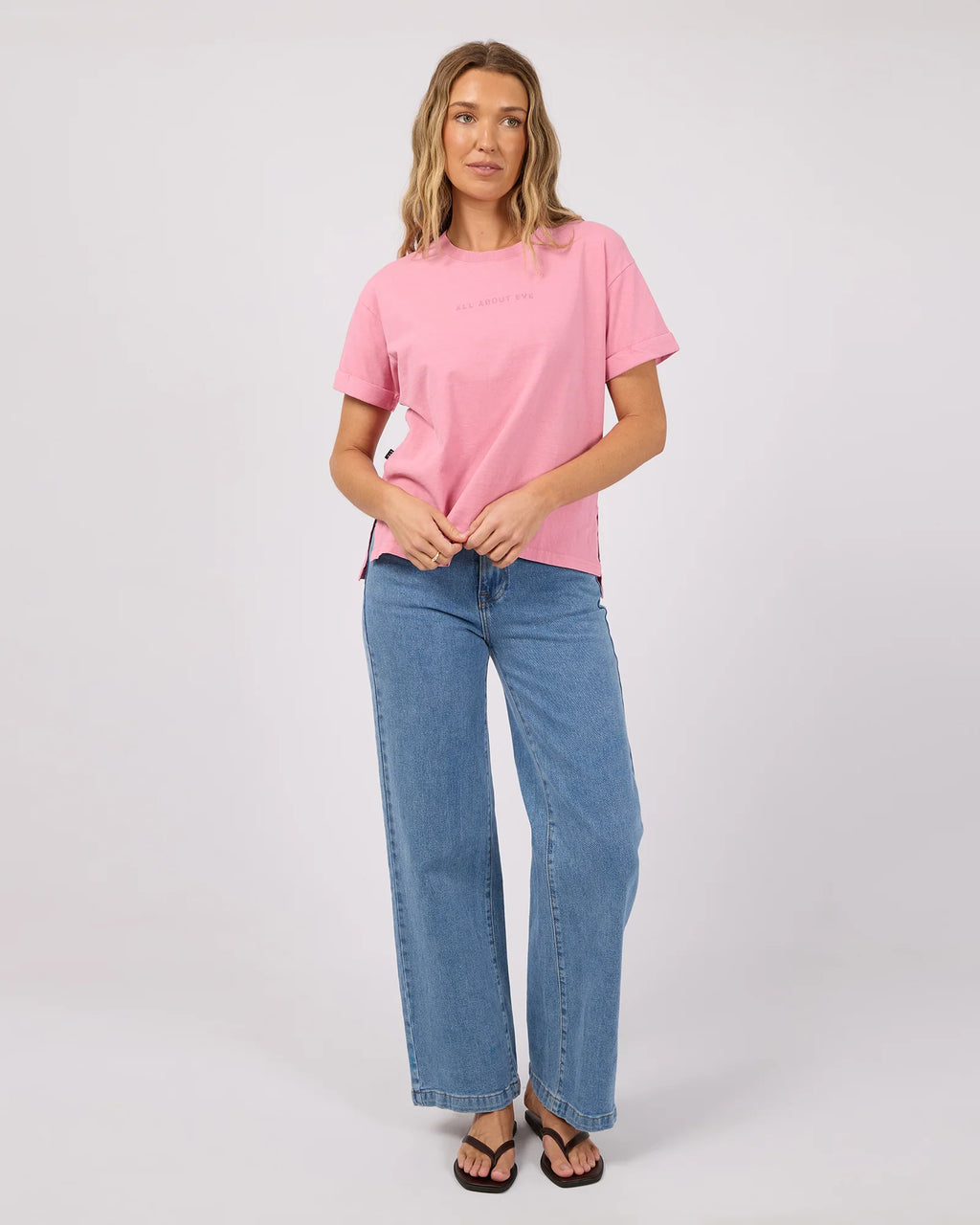 Garment-washed finish

Rolled sleeve cuffs

Regular fit

Branded chest embroidery

100% Cotton

Model wears size 8
