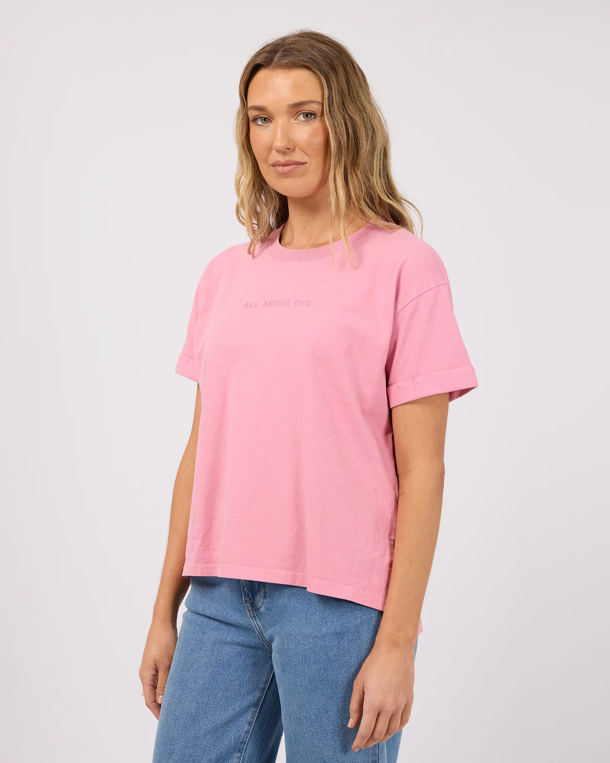Garment-washed finish

Rolled sleeve cuffs

Regular fit

Branded chest embroidery

100% Cotton

Model wears size 8