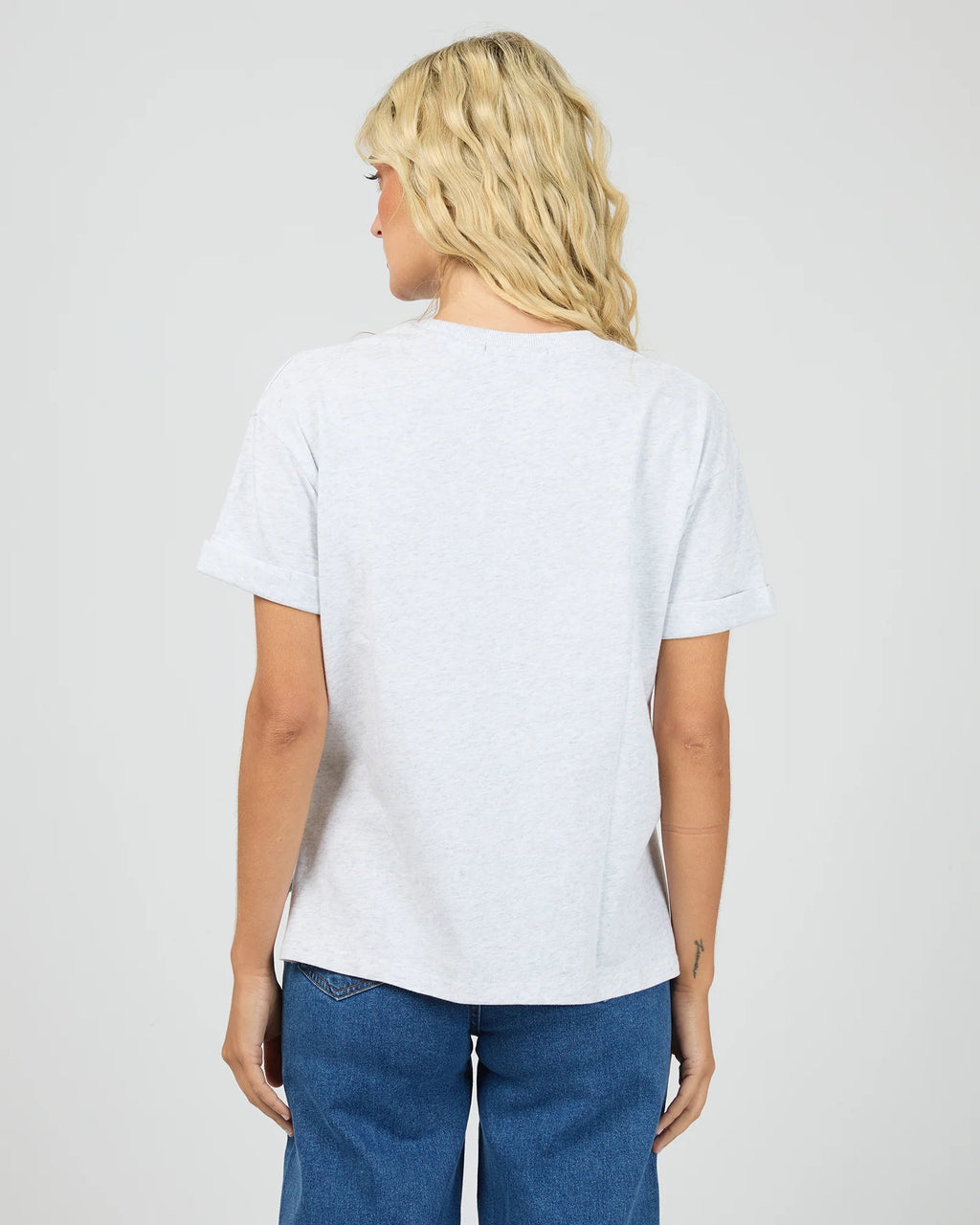 Garment-washed finish

Rolled sleeve cuffs

Regular fit

Branded chest embroidery

100% Cotton

Model wears size 8