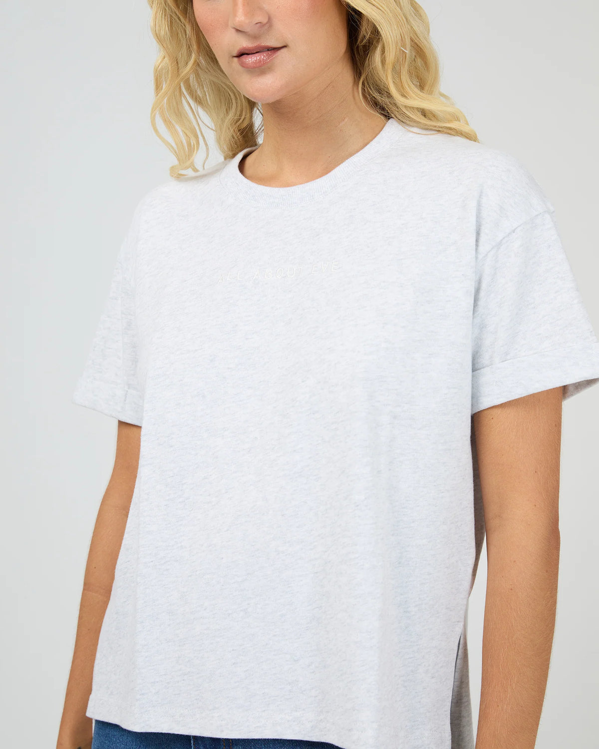 Garment-washed finish

Rolled sleeve cuffs

Regular fit

Branded chest embroidery

100% Cotton

Model wears size 8