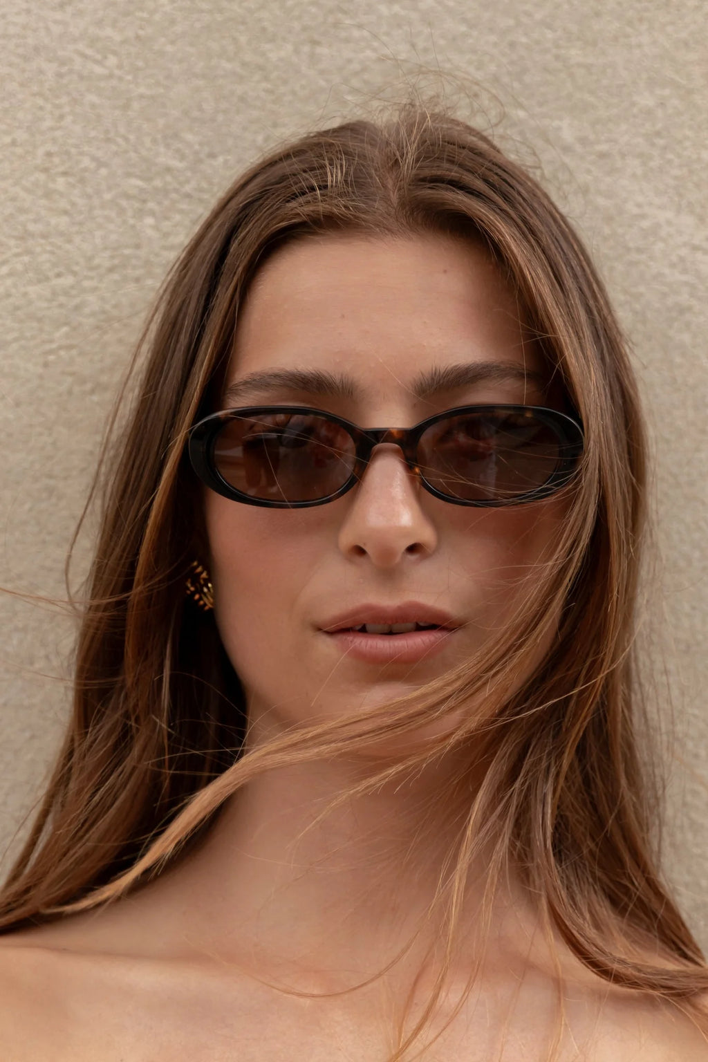 - Tortoiseshell oval frame
- Warm brown lenses
- Timeless vintage-inspired feel
- Lightweight construction