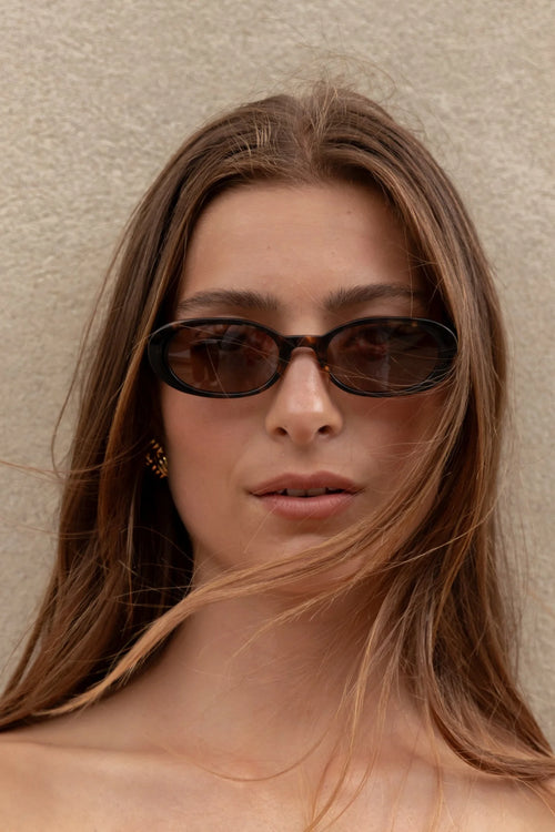 - Tortoiseshell oval frame
- Warm brown lenses
- Timeless vintage-inspired feel
- Lightweight construction