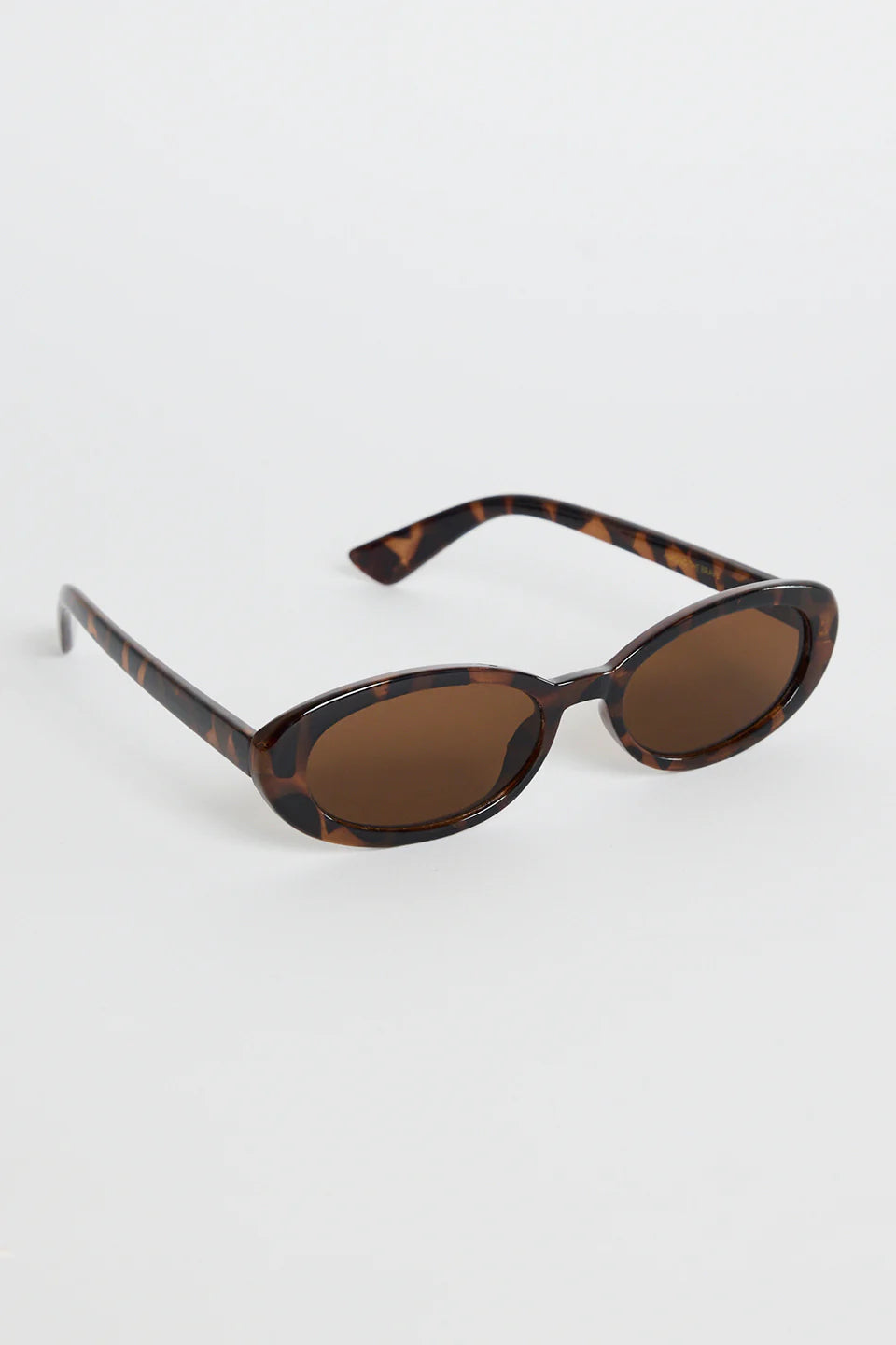 - Tortoiseshell oval frame
- Warm brown lenses
- Timeless vintage-inspired feel
- Lightweight construction