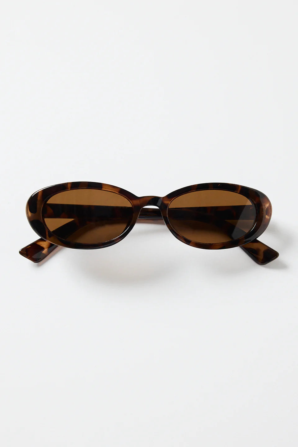 - Tortoiseshell oval frame
- Warm brown lenses
- Timeless vintage-inspired feel
- Lightweight construction