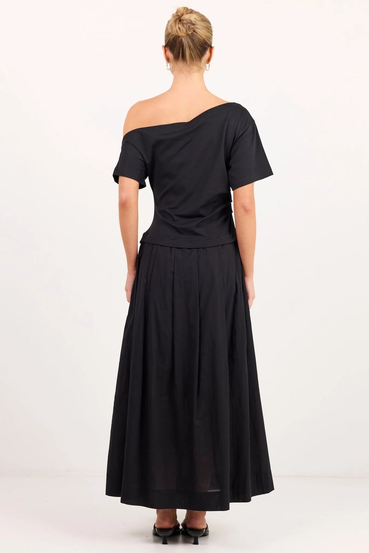 - Asymmetric off-shoulder neckline
- Short sleeves
- Fitted through the waist
- Softly gathered maxi skirt
- Pull-on design
- Natural fibre
- Fabric Composition - 100% Cotton