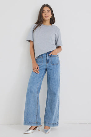 Meet your new denim favourite... the Zoey Jean. Designed for effortless style and everyday comfort, this high rise, wide leg jean flatters in all the right places. Crafted in the new Signature Blue wash, it’s the perfect shade to pair with anything in your wardrobe. The statement front pockets add a touch of modern sophistication, while the soft stretch denim moves with you for a perfect fit every time.