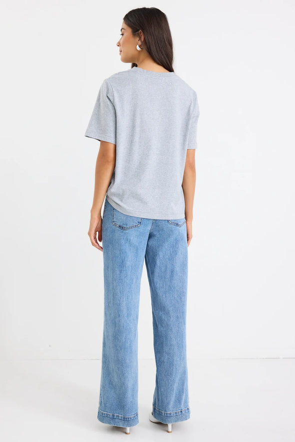 Meet your new denim favourite... the Zoey Jean. Designed for effortless style and everyday comfort, this high rise, wide leg jean flatters in all the right places. Crafted in the new Signature Blue wash, it’s the perfect shade to pair with anything in your wardrobe. The statement front pockets add a touch of modern sophistication, while the soft stretch denim moves with you for a perfect fit every time.