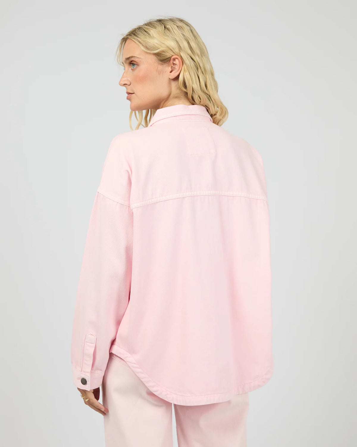 Chest pockets
Functional buttons
Cotton rigid denim
100% Cotton
Model is wearing a size 8
