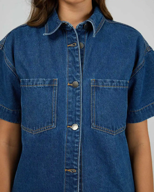 Classic button-up front

Short sleeves for easy, warm-weather styling

Functional front chest pockets

Crafted from durable 100% cotton denim

Versatile design for layering or wearing solo