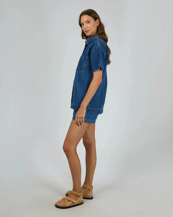 Classic button-up front

Short sleeves for easy, warm-weather styling

Functional front chest pockets

Crafted from durable 100% cotton denim

Versatile design for layering or wearing solo