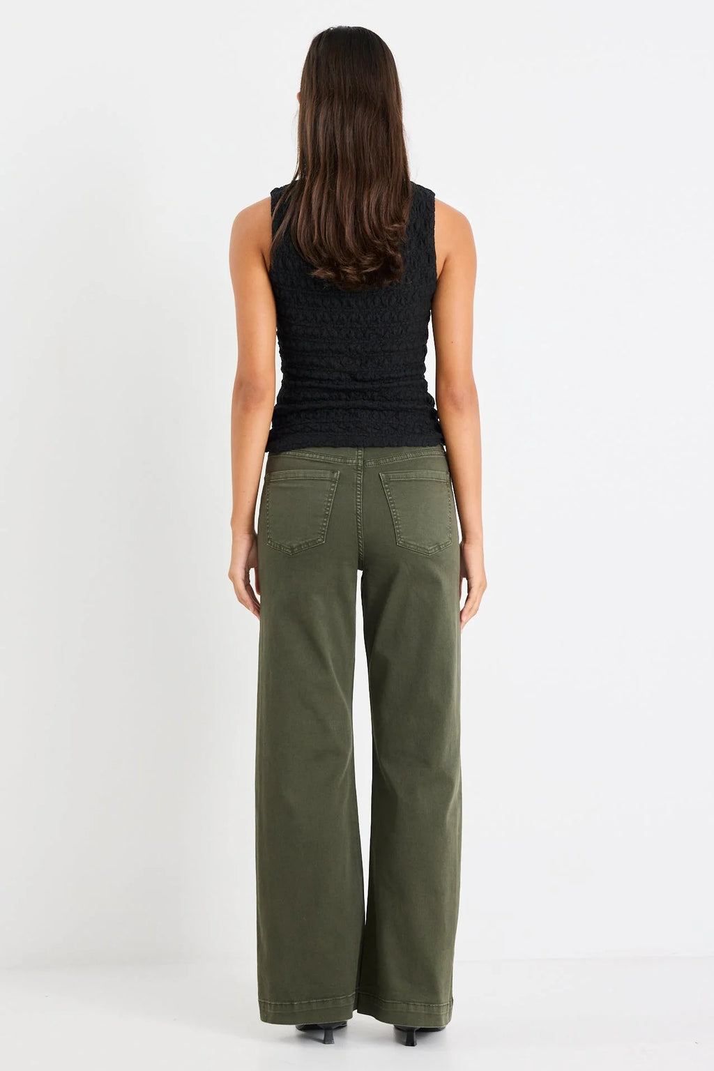 Flattering high-rise fit that cinches the waist

Wide leg silhouette for an effortlessly cool look

Soft stretch denim for all-day comfort

Functional front pockets

Easy-to-style dark khaki colour

Zip fly with fixed waistband

Fabric: 98% Cotton, 2% Elastane