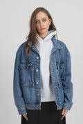 Relaxed oversized streetwear fit

Premium washed denim in a versatile midi blue

Easy layering piece for every season

Functional front pockets

Button-front closure with button cuffs

Signature Federation detailing