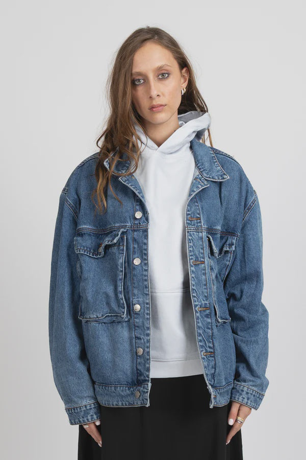 Relaxed oversized streetwear fit

Premium washed denim in a versatile midi blue

Easy layering piece for every season

Functional front pockets

Button-front closure with button cuffs

Signature Federation detailing