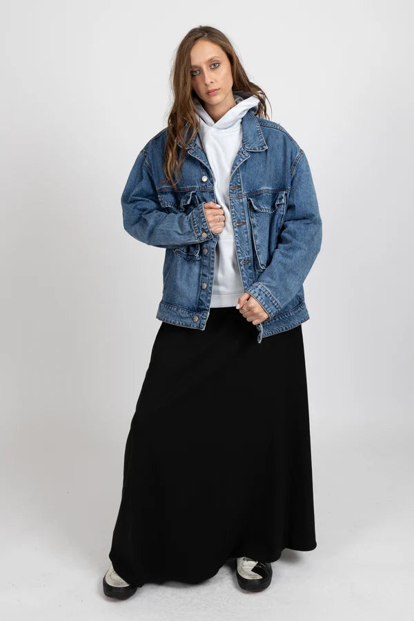 Relaxed oversized streetwear fit

Premium washed denim in a versatile midi blue

Easy layering piece for every season

Functional front pockets

Button-front closure with button cuffs

Signature Federation detailing