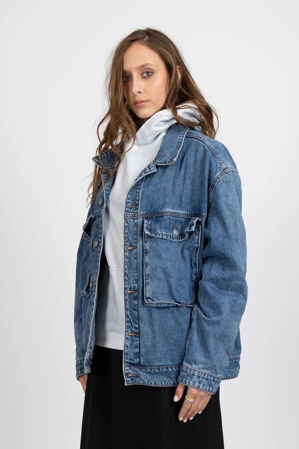 Relaxed oversized streetwear fit

Premium washed denim in a versatile midi blue

Easy layering piece for every season

Functional front pockets

Button-front closure with button cuffs

Signature Federation detailing