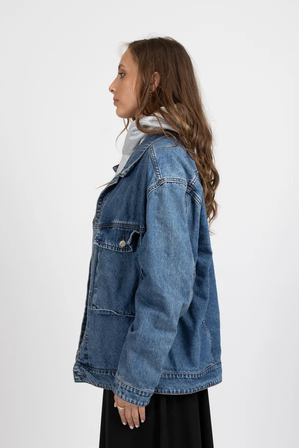 Relaxed oversized streetwear fit

Premium washed denim in a versatile midi blue

Easy layering piece for every season

Functional front pockets

Button-front closure with button cuffs

Signature Federation detailing