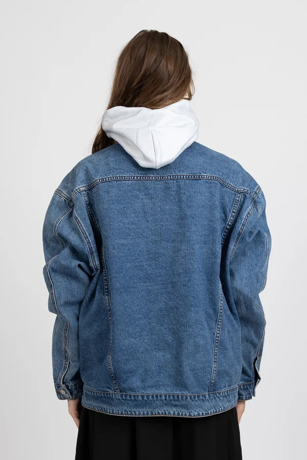 Relaxed oversized streetwear fit

Premium washed denim in a versatile midi blue

Easy layering piece for every season

Functional front pockets

Button-front closure with button cuffs

Signature Federation detailing