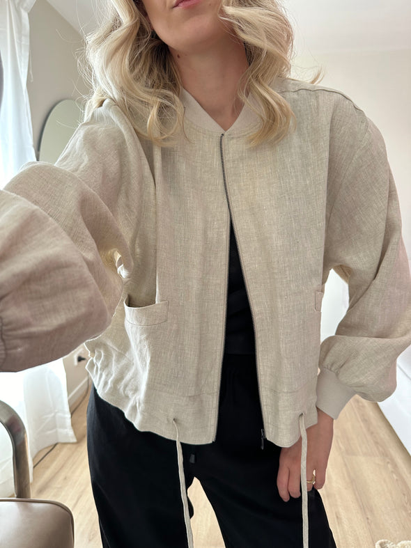 The Dawn Jacket is the layer you've been looking for. Perfect for those days that are hot one minute cold the next or the summer bbq evenings lovingly spent with friends.