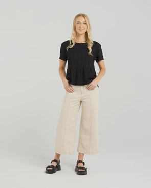Soft cotton blend tee with stretch for comfort
Flattering round neckline and sleeve length
Front darting detail for a chic, tailored finish
Easy to style with denim, skirts, or shorts
95% Cotton, 5% Spandex