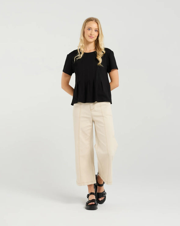 Soft cotton blend tee with stretch for comfort
Flattering round neckline and sleeve length
Front darting detail for a chic, tailored finish
Easy to style with denim, skirts, or shorts
95% Cotton, 5% Spandex