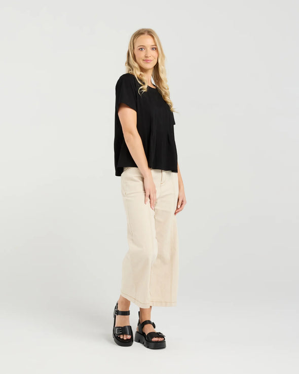 Soft cotton blend tee with stretch for comfort
Flattering round neckline and sleeve length
Front darting detail for a chic, tailored finish
Easy to style with denim, skirts, or shorts
95% Cotton, 5% Spandex