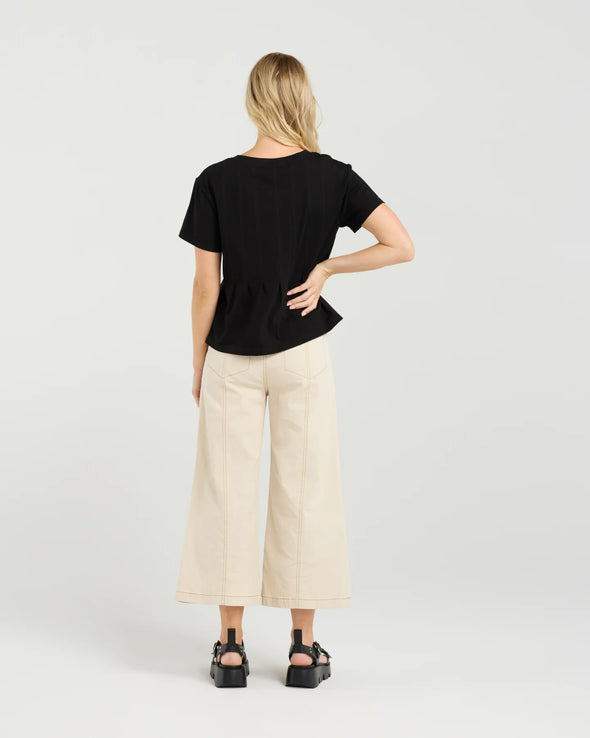 Soft cotton blend tee with stretch for comfort
Flattering round neckline and sleeve length
Front darting detail for a chic, tailored finish
Easy to style with denim, skirts, or shorts
95% Cotton, 5% Spandex