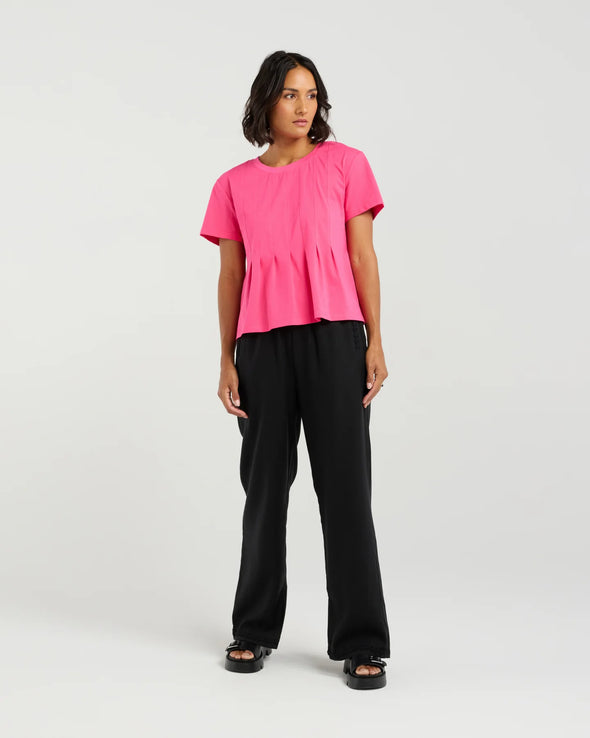 Soft cotton blend tee with stretch for comfort
Flattering round neckline and sleeve length
Front darting detail for a chic, tailored finish
Easy to style with denim, skirts, or shorts
95% Cotton, 5% Spandex
