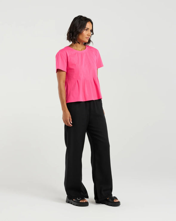 Soft cotton blend tee with stretch for comfort
Flattering round neckline and sleeve length
Front darting detail for a chic, tailored finish
Easy to style with denim, skirts, or shorts
95% Cotton, 5% Spandex