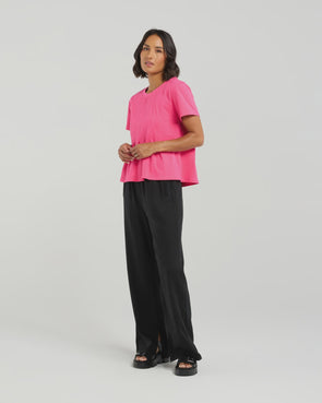 Soft cotton blend tee with stretch for comfort
Flattering round neckline and sleeve length
Front darting detail for a chic, tailored finish
Easy to style with denim, skirts, or shorts
95% Cotton, 5% Spandex