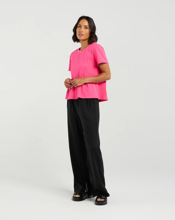 Soft cotton blend tee with stretch for comfort
Flattering round neckline and sleeve length
Front darting detail for a chic, tailored finish
Easy to style with denim, skirts, or shorts
95% Cotton, 5% Spandex