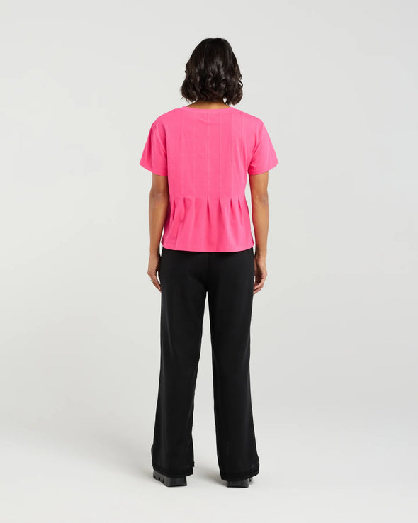 Soft cotton blend tee with stretch for comfort
Flattering round neckline and sleeve length
Front darting detail for a chic, tailored finish
Easy to style with denim, skirts, or shorts
95% Cotton, 5% Spandex