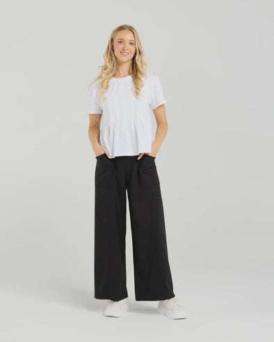 Soft cotton blend tee with stretch for comfort
Flattering round neckline and sleeve length
Front darting detail for a chic, tailored finish
Easy to style with denim, skirts, or shorts
95% Cotton, 5% Spandex