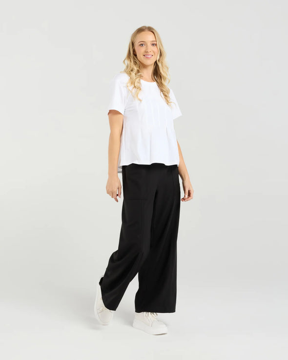Soft cotton blend tee with stretch for comfort
Flattering round neckline and sleeve length
Front darting detail for a chic, tailored finish
Easy to style with denim, skirts, or shorts
95% Cotton, 5% Spandex