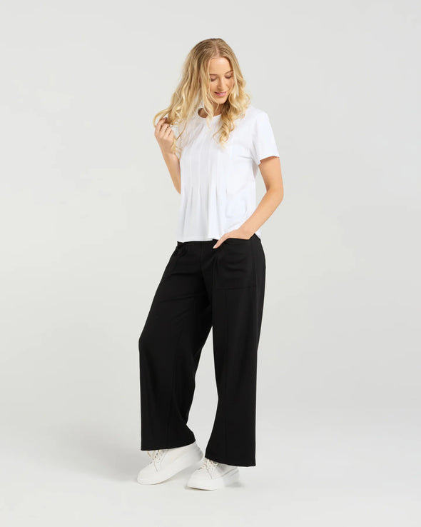 Soft cotton blend tee with stretch for comfort
Flattering round neckline and sleeve length
Front darting detail for a chic, tailored finish
Easy to style with denim, skirts, or shorts
95% Cotton, 5% Spandex