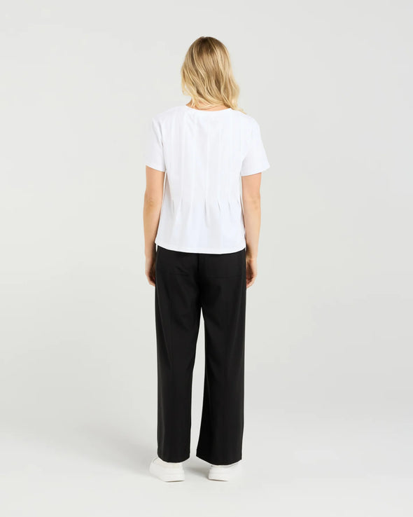 Soft cotton blend tee with stretch for comfort
Flattering round neckline and sleeve length
Front darting detail for a chic, tailored finish
Easy to style with denim, skirts, or shorts
95% Cotton, 5% Spandex