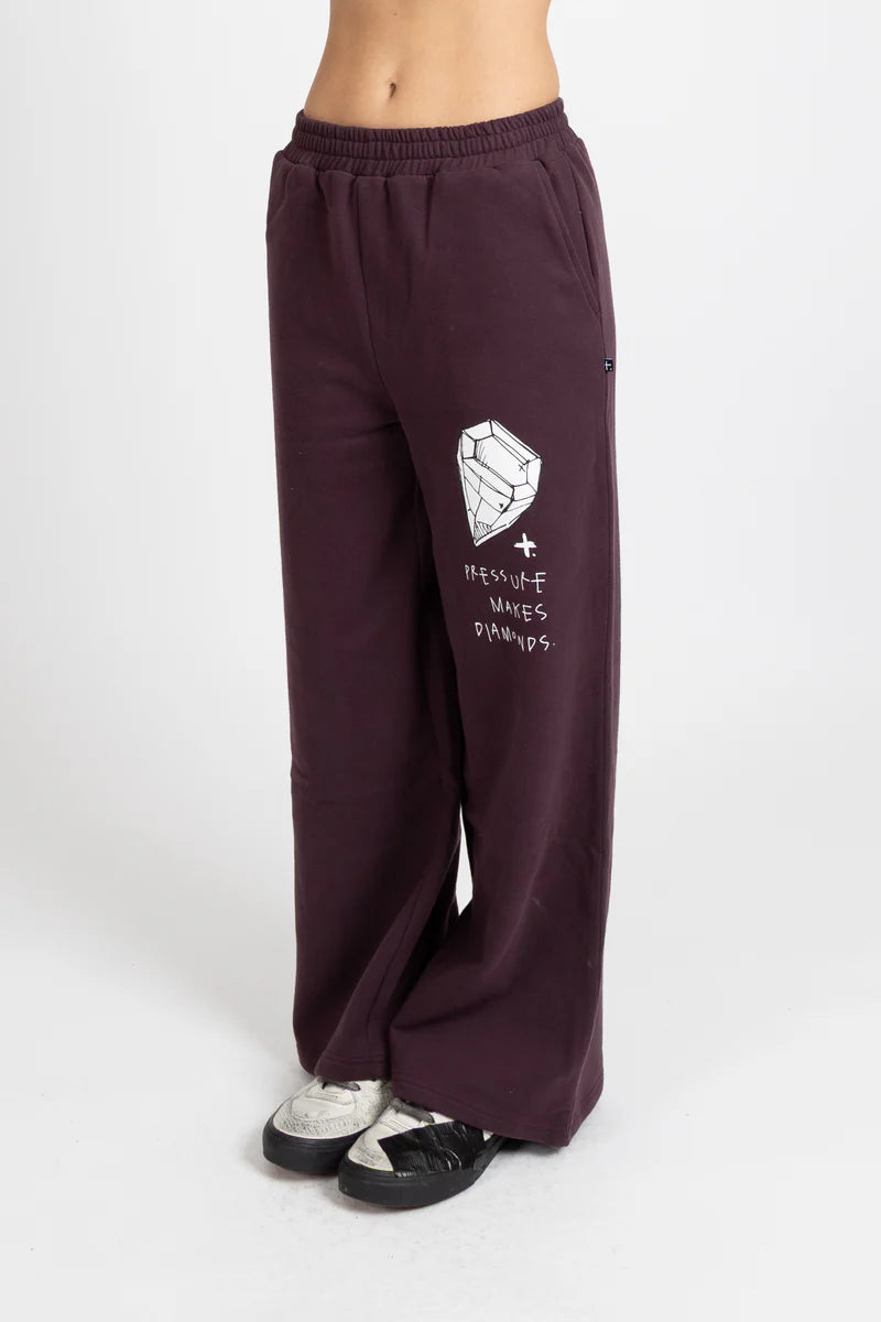 Relaxed fit with a clean tapered leg
Soft, durable fabrication for everyday wear
Minimal design for a modern, versatile look
Pressure colourway for easy styling
Designed for comfort and movement
Designed in New Zealand by Federation
Standard fit