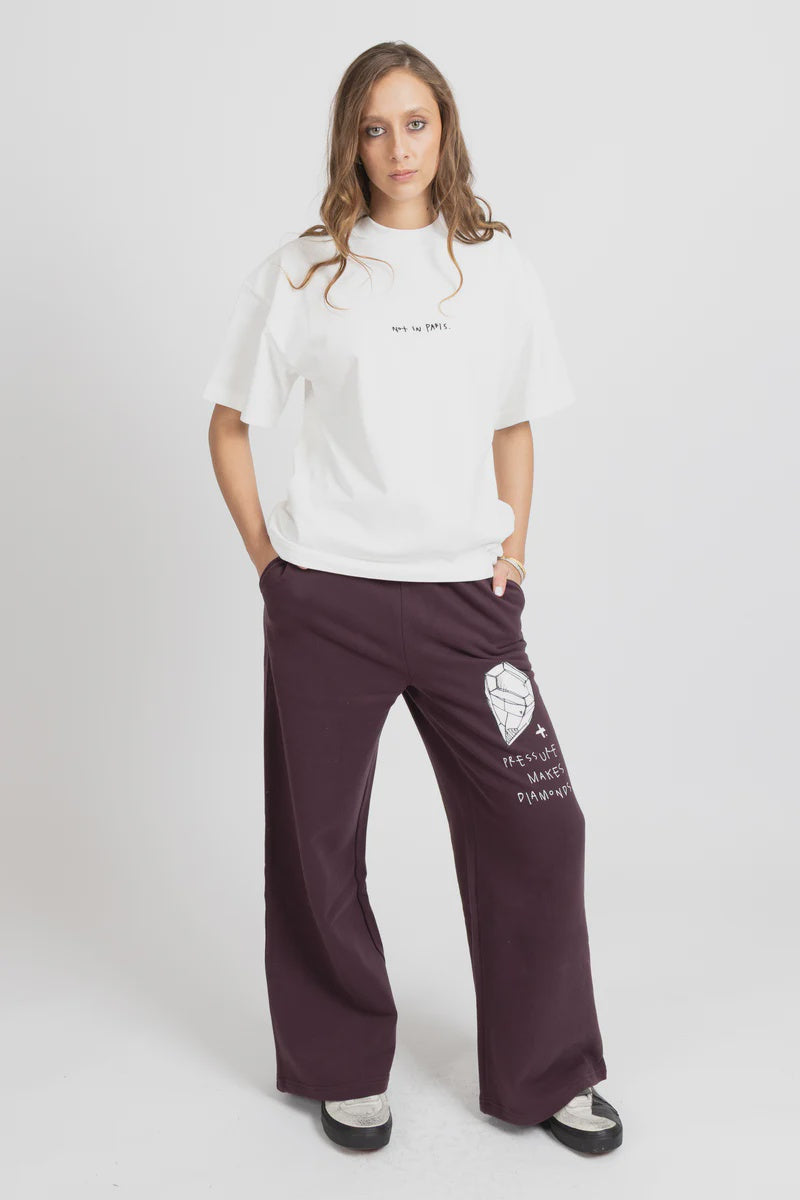 Relaxed fit with a clean tapered leg
Soft, durable fabrication for everyday wear
Minimal design for a modern, versatile look
Pressure colourway for easy styling
Designed for comfort and movement
Designed in New Zealand by Federation
Standard fit