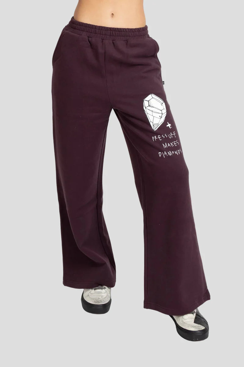 Relaxed fit with a clean tapered leg
Soft, durable fabrication for everyday wear
Minimal design for a modern, versatile look
Pressure colourway for easy styling
Designed for comfort and movement
Designed in New Zealand by Federation
Standard fit