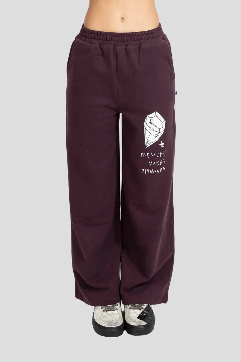 Relaxed fit with a clean tapered leg
Soft, durable fabrication for everyday wear
Minimal design for a modern, versatile look
Pressure colourway for easy styling
Designed for comfort and movement
Designed in New Zealand by Federation
Standard fit